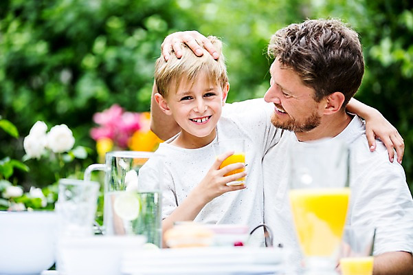 포토 JPG 주간 서양인 백인 남자 아들 초등학생 가족 식탁 잔 미소 들기 앉기 상반신 성인 야외 두명 30대 식사 아빠 오렌지주스 체코 부자지간 남자만 쓰다듬기 국내포토 자연요소 외국인 학생 식기 유럽 관계 모션 탁자 표정 사람 장년 과일주스 파일형식