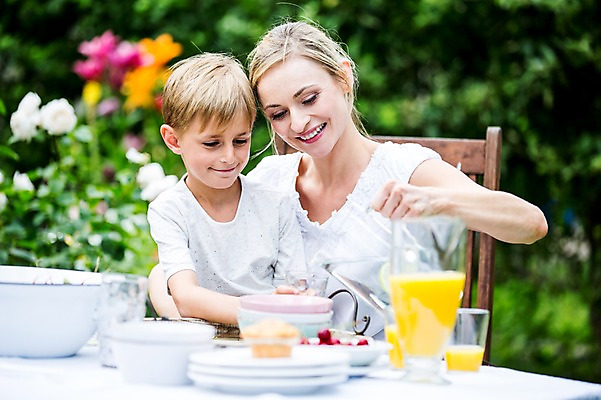 포토 JPG 주간 서양인 백인 여자 남자 아들 초등학생 가족 엄마 잔 미소 들기 앉기 상반신 성인 야외 두명 30대 식사 붓기 물컵 체코 식수 성인만 아들바보 국내포토 모자관계 자연요소 외국인 학생 식기 유럽 관계 모션 표정 사람 컵 물 장년 파일형식