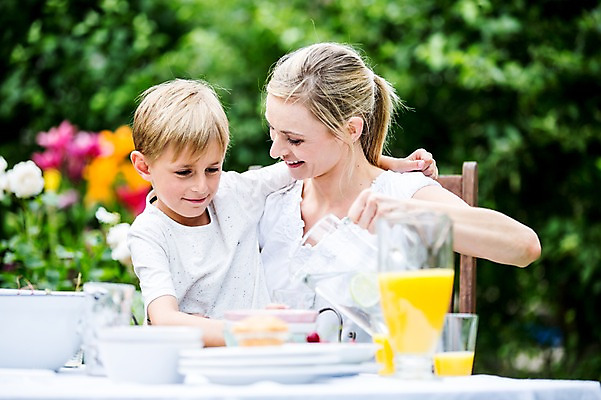 포토 JPG 주간 서양인 백인 여자 남자 아들 초등학생 가족 엄마 잔 미소 들기 앉기 상반신 성인 야외 두명 30대 식사 붓기 물컵 체코 식수 성인만 아들바보 국내포토 모자관계 자연요소 외국인 학생 식기 유럽 관계 모션 표정 사람 컵 물 장년 파일형식