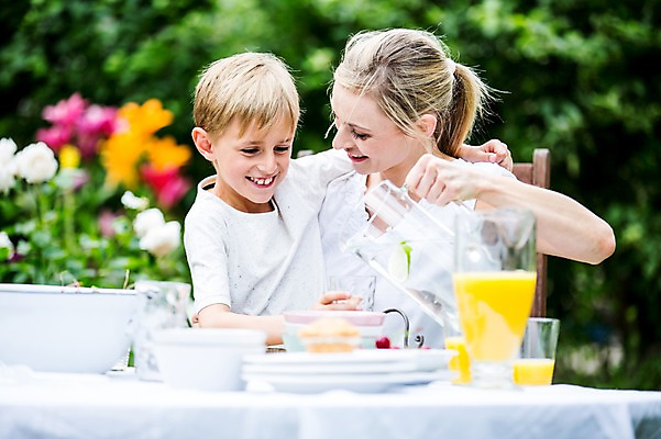 포토 JPG 주간 서양인 백인 여자 남자 아들 초등학생 가족 엄마 잔 미소 들기 앉기 상반신 성인 야외 두명 30대 식사 붓기 물컵 체코 식수 성인만 아들바보 국내포토 모자관계 자연요소 외국인 학생 식기 유럽 관계 모션 표정 사람 컵 물 장년 파일형식