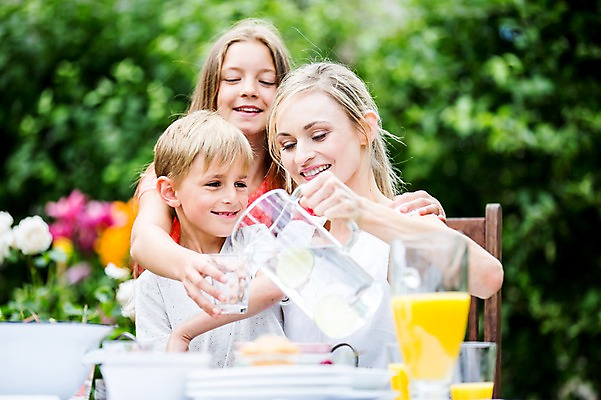 포토 JPG 주간 서양인 백인 여자 남자 딸 아들 초등학생 가족 중학생 엄마 잔 미소 들기 앉기 상반신 성인 야외 세명 30대 식사 붓기 물컵 체코 식수 국내포토 자연요소 외국인 학생 식기 유럽 관계 모션 청소년 표정 사람 컵 물 장년 파일형식