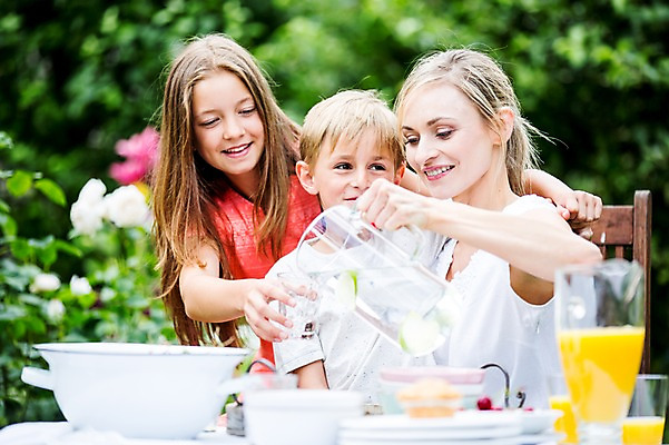 포토 JPG 주간 서양인 백인 여자 남자 딸 아들 초등학생 가족 중학생 엄마 잔 미소 들기 앉기 상반신 성인 야외 세명 30대 식사 붓기 물컵 체코 식수 국내포토 자연요소 외국인 학생 식기 유럽 관계 모션 청소년 표정 사람 컵 물 장년 파일형식