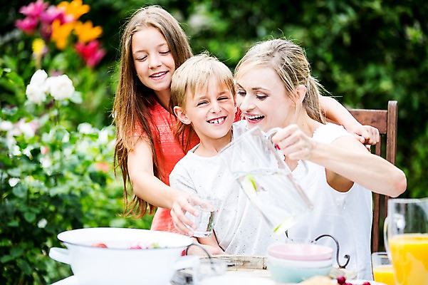 포토 JPG 주간 서양인 백인 여자 남자 딸 아들 초등학생 가족 중학생 엄마 잔 미소 들기 앉기 상반신 성인 야외 세명 30대 식사 붓기 물컵 체코 식수 국내포토 자연요소 외국인 학생 식기 유럽 관계 모션 청소년 표정 사람 컵 물 장년 파일형식