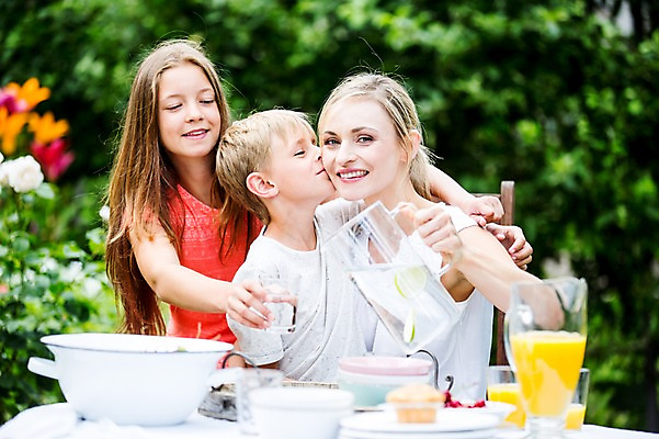 포토 JPG 주간 서양인 백인 여자 남자 딸 아들 초등학생 가족 중학생 엄마 잔 키스 미소 들기 앉기 상반신 성인 야외 세명 30대 식사 붓기 물컵 체코 식수 국내포토 자연요소 외국인 학생 식기 유럽 관계 모션 청소년 표정 사람 컵 물 장년 애정표현 파일형식