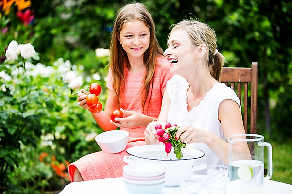 포토 JPG 주간 서양인 백인 여자 딸 토마토 가족 중학생 모녀 엄마 미소 웃음 들기 앉기 상반신 성인 야외 두명 30대 여중생 체코 다듬기 적환무 여자만 국내포토 자연요소 외국인 학생 유럽 채소 관계 모션 청소년 표정 사람 장년 무 파일형식