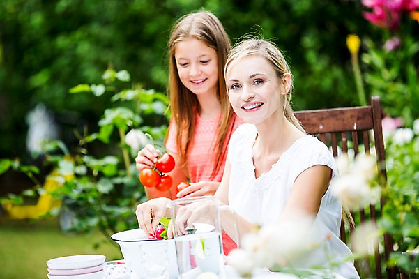 포토 JPG 주간 서양인 백인 여자 딸 토마토 가족 중학생 모녀 엄마 미소 들기 앉기 상반신 성인 야외 두명 30대 여중생 체코 다듬기 적환무 여자만 국내포토 자연요소 외국인 학생 유럽 채소 관계 모션 청소년 표정 사람 장년 무 파일형식