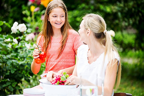 포토 JPG 주간 서양인 백인 여자 딸 토마토 가족 중학생 모녀 엄마 미소 들기 앉기 상반신 성인 야외 두명 30대 마주보기 여중생 체코 다듬기 적환무 여자만 국내포토 자연요소 외국인 학생 유럽 채소 관계 모션 청소년 표정 사람 장년 무 파일형식