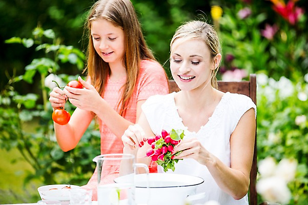 포토 JPG 주간 서양인 백인 여자 딸 토마토 가족 중학생 모녀 엄마 미소 들기 앉기 상반신 성인 야외 두명 30대 여중생 체코 다듬기 적환무 여자만 국내포토 자연요소 외국인 학생 유럽 채소 관계 모션 청소년 표정 사람 장년 무 파일형식