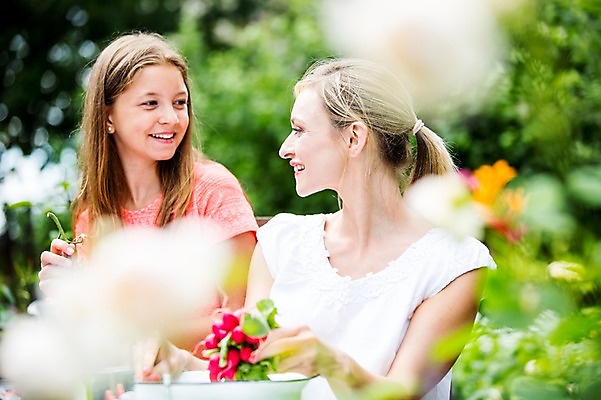 포토 JPG 주간 서양인 백인 여자 딸 가족 중학생 모녀 엄마 미소 들기 앉기 상반신 성인 야외 두명 30대 마주보기 여중생 체코 다듬기 적환무 여자만 국내포토 자연요소 외국인 학생 유럽 관계 모션 청소년 표정 사람 장년 무 파일형식