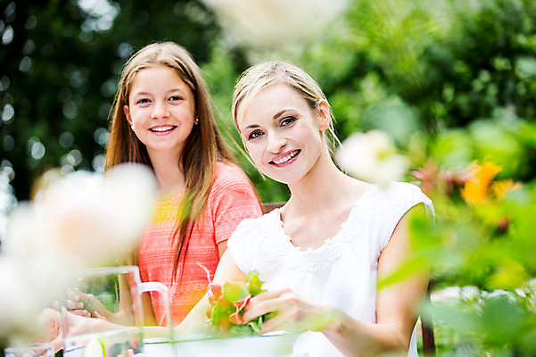 포토 JPG 주간 서양인 백인 여자 딸 가족 중학생 모녀 엄마 미소 들기 앉기 상반신 성인 야외 두명 30대 여중생 체코 다듬기 적환무 여자만 국내포토 자연요소 외국인 학생 유럽 관계 모션 청소년 표정 사람 장년 무 파일형식