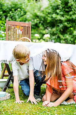 포토 JPG 주간 전신 서양인 여자 남자 초등학생 가족 중학생 식탁 남매 미소 앉기 야외 두명 마주보기 식탁보 체코 웅크림 남동생 누나 숨기 국내포토 자연요소 외국인 학생 유럽 관계 모션 청소년 탁자 표정 사람 동생 파일형식