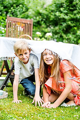 포토 JPG 주간 전신 서양인 여자 남자 초등학생 가족 중학생 식탁 남매 미소 앉기 야외 두명 식탁보 체코 웅크림 남동생 누나 숨기 국내포토 자연요소 외국인 학생 유럽 관계 모션 청소년 탁자 표정 사람 동생 파일형식