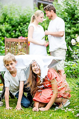 포토 JPG 주간 전신 서양인 여자 남자 초등학생 가족 중학생 식탁 엄마 남매 서기 미소 앉기 여러명 상반신 성인 야외 30대 식탁보 아빠 체코 웅크림 남동생 누나 숨기 국내포토 자연요소 외국인 학생 유럽 다수 관계 모션 청소년 탁자 표정 사람 장년 동생 파일형식