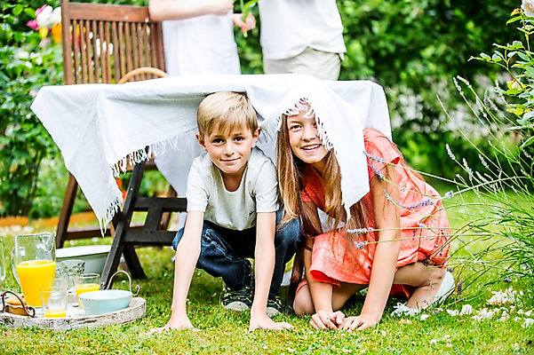 포토 JPG 주간 전신 서양인 그릇 여자 남자 가족 식탁 잔 쟁반 남매 미소 앉기 야외 두명 식탁보 오렌지주스 체코 웅크림 남동생 누나 숨기 국내포토 자연요소 외국인 식기 유럽 관계 모션 탁자 표정 사람 과일주스 동생 파일형식