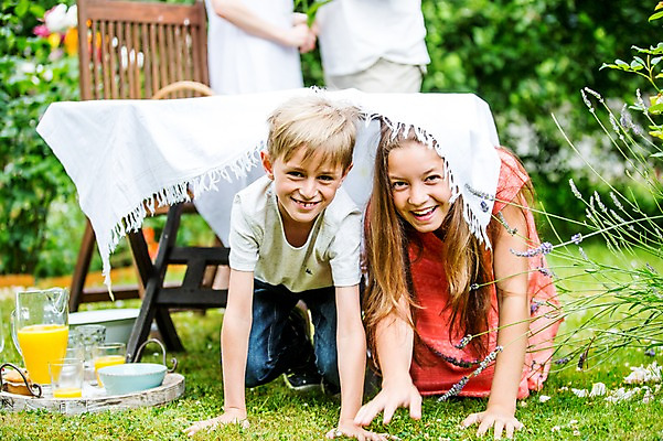 포토 JPG 주간 서양인 그릇 여자 남자 엎드리기 가족 식탁 잔 쟁반 남매 미소 상반신 야외 두명 앞모습 식탁보 오렌지주스 체코 남동생 누나 숨기 국내포토 자연요소 외국인 식기 유럽 뷰포인트 관계 모션 탁자 표정 사람 과일주스 동생 파일형식