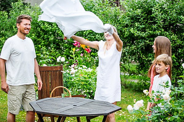포토 JPG 주간 서양인 백인 여자 남자 딸 아들 초등학생 가족 중학생 식탁 엄마 함께함 서기 미소 여러명 상반신 성인 야외 30대 손들기 펼침 식탁보 잡기 아빠 준비 체코 국내포토 자연요소 외국인 학생 유럽 다수 컨셉 관계 모션 청소년 탁자 표정 사람 장년 파일형식