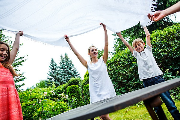 포토 JPG 주간 서양인 백인 손 여자 남자 딸 아들 초등학생 가족 중학생 식탁 엄마 함께함 서기 미소 여러명 상반신 성인 야외 신체부위 30대 손들기 펼침 식탁보 잡기 준비 체코 국내포토 자연요소 외국인 학생 유럽 다수 컨셉 관계 모션 청소년 탁자 표정 사람 장년 파일형식