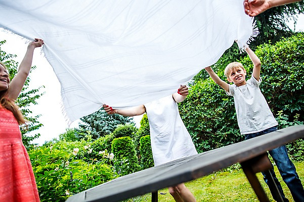 포토 JPG 주간 서양인 백인 손 여자 남자 딸 아들 초등학생 가족 중학생 식탁 엄마 함께함 서기 미소 여러명 상반신 성인 야외 신체부위 30대 손들기 펼침 식탁보 잡기 준비 체코 국내포토 자연요소 외국인 학생 유럽 다수 컨셉 관계 모션 청소년 탁자 표정 사람 장년 파일형식