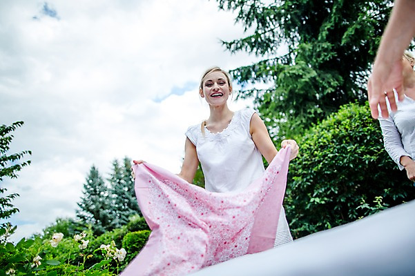 포토 JPG 주간 서양인 백인 여자 서기 미소 상반신 성인 야외 앞모습 세명 30대 식탁보 잡기 체코 국내포토 자연요소 외국인 유럽 뷰포인트 모션 표정 사람 장년 파일형식