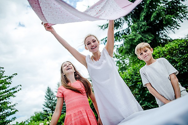 포토 JPG 주간 서양인 백인 여자 남자 딸 아들 초등학생 가족 중학생 엄마 함께함 미소 상반신 성인 야외 앞모습 세명 30대 손들기 펼침 식탁보 잡기 준비 체코 국내포토 자연요소 외국인 학생 유럽 뷰포인트 컨셉 관계 모션 청소년 표정 사람 장년 파일형식