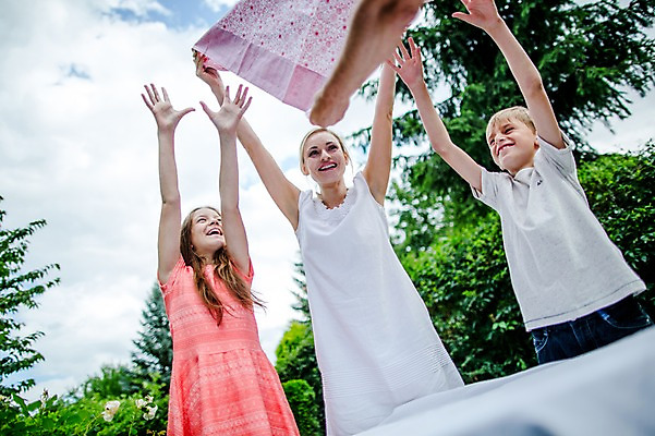 포토 JPG 주간 서양인 백인 여자 남자 딸 아들 초등학생 가족 중학생 엄마 함께함 미소 상반신 성인 야외 앞모습 세명 30대 손들기 펼침 식탁보 잡기 준비 체코 국내포토 자연요소 외국인 학생 유럽 뷰포인트 컨셉 관계 모션 청소년 표정 사람 장년 파일형식