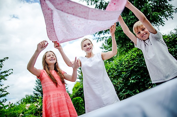 포토 JPG 주간 서양인 백인 여자 남자 딸 아들 초등학생 가족 중학생 엄마 함께함 미소 상반신 성인 야외 앞모습 세명 30대 손들기 펼침 식탁보 잡기 준비 체코 국내포토 자연요소 외국인 학생 유럽 뷰포인트 컨셉 관계 모션 청소년 표정 사람 장년 파일형식