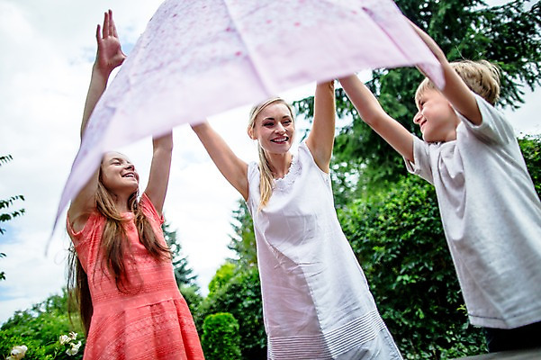 포토 JPG 주간 서양인 백인 여자 남자 딸 아들 초등학생 가족 중학생 엄마 함께함 미소 상반신 성인 야외 앞모습 세명 30대 손들기 펼침 식탁보 잡기 준비 체코 국내포토 자연요소 외국인 학생 유럽 뷰포인트 컨셉 관계 모션 청소년 표정 사람 장년 파일형식