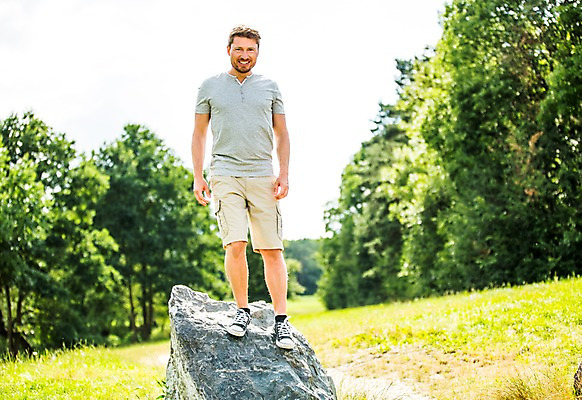 포토 JPG 주간 전신 서양인 백인 공원 남자 한명 서기 미소 잔디 성인 야외 앞모습 30대 활발 바위 즐거움 체코 활기 성인남자한명만 장년남자한명만 국내포토 자연요소 외국인 식물 1 공공시설 감정 유럽 뷰포인트 컨셉 모션 표정 사람 장년 돌_바위 남자한명만 성인남자만 장년남자만 파일형식
