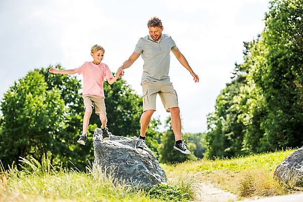 포토 JPG 주간 전신 서양인 백인 공원 남자 아들 초등학생 가족 잔디 성인 야외 두명 앞모습 30대 손잡기 점프 활발 바위 아빠 즐거움 체코 활기 부자지간 남자만 국내포토 자연요소 외국인 식물 학생 공공시설 감정 유럽 뷰포인트 컨셉 관계 모션 사람 장년 돌_바위 파일형식