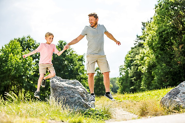 포토 JPG 주간 전신 서양인 백인 공원 남자 아들 초등학생 가족 잔디 성인 야외 두명 앞모습 30대 손잡기 점프 활발 바위 아빠 즐거움 체코 활기 부자지간 남자만 국내포토 자연요소 외국인 식물 학생 공공시설 감정 유럽 뷰포인트 컨셉 관계 모션 사람 장년 돌_바위 파일형식