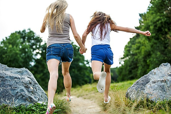 포토 JPG 주간 전신 서양인 백인 공원 여자 딸 가족 중학생 모녀 엄마 성인 야외 두명 뒷모습 30대 달리기 손잡기 활발 산책로 바위 즐거움 여중생 체코 활기 여자만 국내포토 자연요소 외국인 학생 공공시설 감정 유럽 길 뷰포인트 컨셉 관계 모션 청소년 사람 장년 돌_바위 파일형식