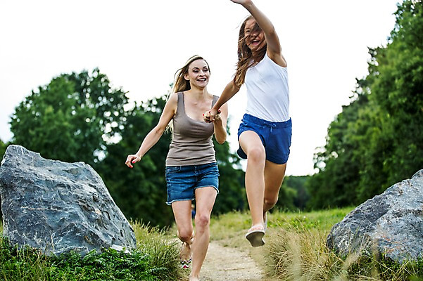 포토 JPG 주간 전신 서양인 백인 공원 여자 딸 가족 중학생 모녀 엄마 웃음 성인 야외 두명 앞모습 30대 달리기 손잡기 활발 산책로 바위 즐거움 여중생 체코 활기 여자만 국내포토 자연요소 외국인 학생 공공시설 감정 유럽 길 뷰포인트 컨셉 관계 모션 청소년 표정 사람 장년 돌_바위 파일형식