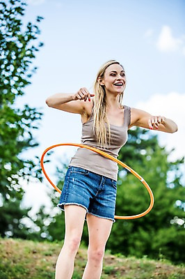 포토 JPG 주간 서양인 백인 공원 여자 한명 서기 웃음 상반신 성인 야외 앞모습 30대 운동 활발 즐거움 체코 훌라후프 활기 성인여자한명만 장년여자한명만 국내포토 자연요소 외국인 1 공공시설 감정 유럽 뷰포인트 컨셉 모션 표정 건강 사람 장년 여자한명만 성인여자만 장년여자만 파일형식