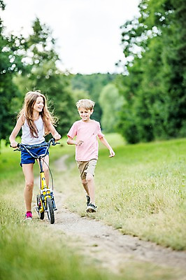 포토 JPG 주간 전신 서양인 백인 공원 여자 남자 초등학생 가족 중학생 남매 서기 잔디 야외 두명 앞모습 달리기 활발 산책로 승차 즐거움 체코 활기 남동생 누나 퀵보드 국내포토 자연요소 외국인 식물 학생 공공시설 감정 유럽 길 교통수단 뷰포인트 컨셉 관계 모션 청소년 사람 동생 파일형식