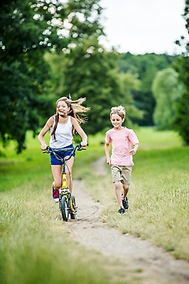포토 JPG 주간 전신 서양인 백인 공원 여자 남자 초등학생 가족 중학생 남매 서기 잔디 야외 두명 앞모습 달리기 활발 산책로 승차 즐거움 체코 활기 남동생 누나 퀵보드 국내포토 자연요소 외국인 식물 학생 공공시설 감정 유럽 길 교통수단 뷰포인트 컨셉 관계 모션 청소년 사람 동생 파일형식