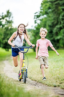 포토 JPG 주간 전신 서양인 백인 공원 여자 남자 초등학생 가족 중학생 남매 서기 잔디 야외 두명 앞모습 달리기 활발 산책로 승차 즐거움 체코 활기 남동생 누나 퀵보드 국내포토 자연요소 외국인 식물 학생 공공시설 감정 유럽 길 교통수단 뷰포인트 컨셉 관계 모션 청소년 사람 동생 파일형식