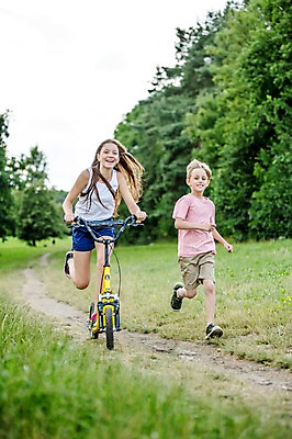 포토 JPG 주간 전신 서양인 백인 공원 여자 남자 초등학생 가족 중학생 남매 서기 잔디 야외 두명 앞모습 달리기 활발 산책로 승차 즐거움 체코 활기 남동생 누나 퀵보드 국내포토 자연요소 외국인 식물 학생 공공시설 감정 유럽 길 교통수단 뷰포인트 컨셉 관계 모션 청소년 사람 동생 파일형식