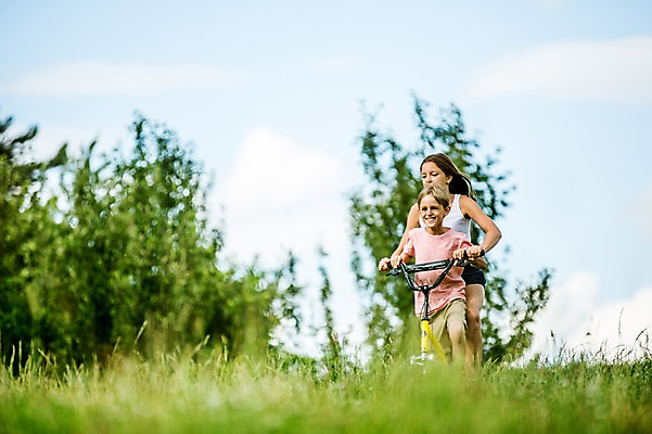 포토 JPG 주간 서양인 백인 공원 여자 남자 초등학생 가족 중학생 남매 잔디 상반신 야외 두명 앞모습 활발 승차 즐거움 체코 활기 남동생 누나 퀵보드 국내포토 자연요소 외국인 식물 학생 공공시설 감정 유럽 교통수단 뷰포인트 컨셉 관계 모션 청소년 사람 동생 파일형식