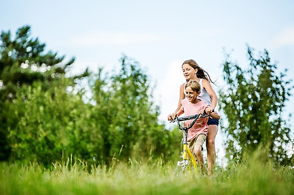 포토 JPG 주간 서양인 백인 공원 여자 남자 초등학생 가족 중학생 남매 잔디 상반신 야외 두명 앞모습 활발 승차 즐거움 체코 활기 남동생 누나 퀵보드 국내포토 자연요소 외국인 식물 학생 공공시설 감정 유럽 교통수단 뷰포인트 컨셉 관계 모션 청소년 사람 동생 파일형식