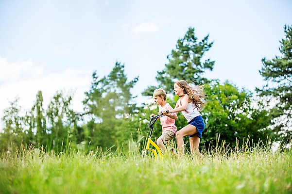 포토 JPG 주간 서양인 백인 공원 여자 남자 초등학생 가족 중학생 남매 잔디 상반신 야외 두명 옆모습 활발 승차 즐거움 체코 활기 남동생 누나 퀵보드 국내포토 자연요소 외국인 식물 학생 공공시설 감정 유럽 교통수단 뷰포인트 컨셉 관계 모션 청소년 사람 동생 파일형식