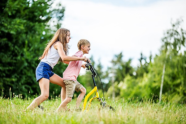 포토 JPG 주간 서양인 백인 공원 여자 남자 초등학생 가족 중학생 남매 잔디 상반신 야외 두명 옆모습 활발 승차 즐거움 체코 활기 남동생 누나 퀵보드 국내포토 자연요소 외국인 식물 학생 공공시설 감정 유럽 교통수단 뷰포인트 컨셉 관계 모션 청소년 사람 동생 파일형식