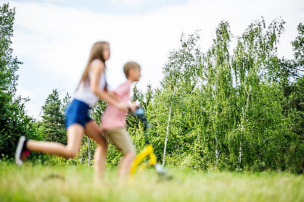 포토 JPG 주간 서양인 나무 백인 공원 여자 남자 초등학생 가족 중학생 남매 상반신 야외 두명 옆모습 아웃포커스 활발 승차 즐거움 체코 활기 남동생 누나 퀵보드 국내포토 자연요소 외국인 식물 학생 공공시설 감정 유럽 교통수단 뷰포인트 컨셉 관계 모션 청소년 촬영기법 사람 동생 파일형식