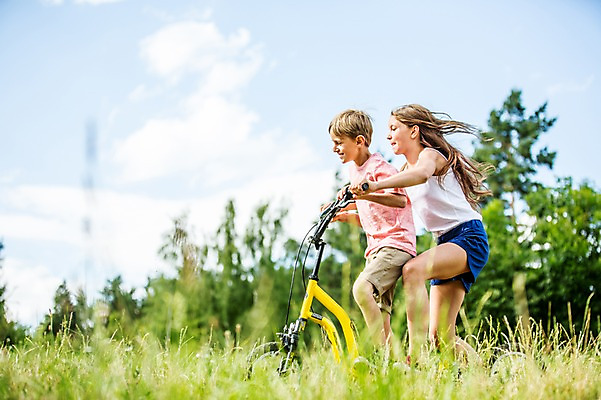 포토 JPG 주간 서양인 백인 공원 여자 남자 초등학생 가족 중학생 남매 잔디 상반신 야외 두명 옆모습 활발 승차 즐거움 체코 활기 남동생 누나 퀵보드 국내포토 자연요소 외국인 식물 학생 공공시설 감정 유럽 교통수단 뷰포인트 컨셉 관계 모션 청소년 사람 동생 파일형식