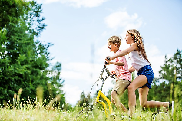 포토 JPG 주간 서양인 백인 공원 여자 남자 초등학생 가족 중학생 남매 잔디 상반신 야외 두명 옆모습 활발 승차 즐거움 체코 활기 남동생 누나 퀵보드 국내포토 자연요소 외국인 식물 학생 공공시설 감정 유럽 교통수단 뷰포인트 컨셉 관계 모션 청소년 사람 동생 파일형식