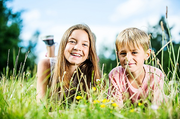 포토 JPG 주간 서양인 백인 공원 여자 남자 초등학생 엎드리기 가족 중학생 남매 미소 잔디 상반신 야외 두명 앞모습 활발 즐거움 체코 활기 남동생 누나 국내포토 자연요소 외국인 식물 학생 공공시설 감정 유럽 뷰포인트 컨셉 관계 모션 청소년 표정 사람 동생 파일형식