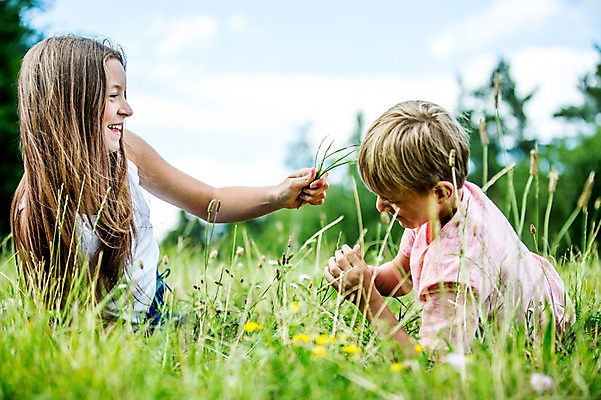 포토 JPG 주간 서양인 백인 공원 여자 남자 초등학생 엎드리기 장난 가족 중학생 남매 들기 잔디 상반신 야외 두명 활발 풀 즐거움 체코 활기 남동생 누나 국내포토 자연요소 외국인 식물 학생 공공시설 감정 유럽 컨셉 관계 모션 청소년 사람 동생 파일형식
