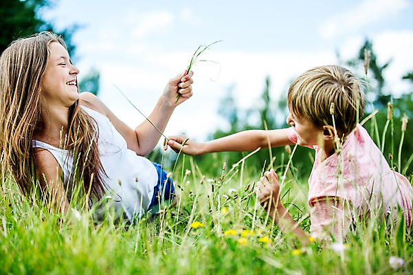 포토 JPG 주간 서양인 백인 공원 여학생 여자 남자 초등학생 남학생 엎드리기 장난 가족 중학생 남매 들기 잔디 상반신 야외 두명 활발 풀 즐거움 여중생 체코 활기 남동생 누나 남중생 국내포토 자연요소 외국인 식물 학생 공공시설 감정 유럽 컨셉 관계 모션 청소년 사람 동생 파일형식