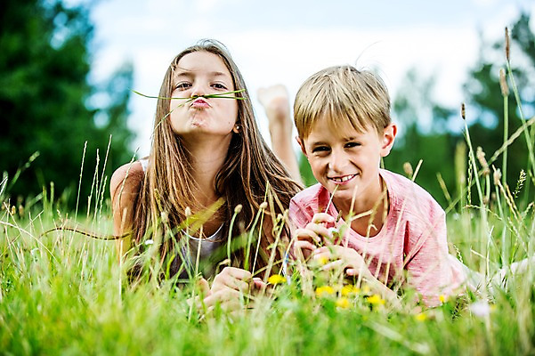 포토 JPG 주간 서양인 백인 공원 여학생 여자 남자 초등학생 남학생 엎드리기 장난 가족 중학생 남매 미소 잔디 상반신 야외 두명 앞모습 활발 풀 즐거움 여중생 체코 활기 남동생 누나 남중생 국내포토 자연요소 외국인 식물 학생 공공시설 감정 유럽 뷰포인트 컨셉 관계 모션 청소년 표정 사람 동생 파일형식