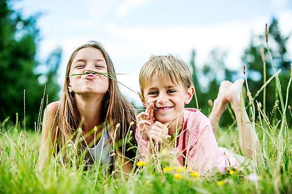 포토 JPG 주간 서양인 백인 공원 여학생 여자 남자 초등학생 남학생 엎드리기 장난 가족 중학생 남매 미소 잔디 상반신 야외 두명 앞모습 활발 풀 즐거움 여중생 체코 활기 남동생 누나 남중생 국내포토 자연요소 외국인 식물 학생 공공시설 감정 유럽 뷰포인트 컨셉 관계 모션 청소년 표정 사람 동생 파일형식
