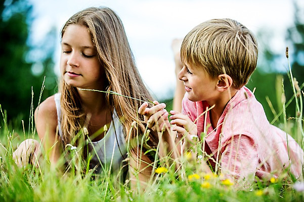 포토 JPG 주간 서양인 백인 공원 여학생 여자 남자 초등학생 남학생 엎드리기 장난 가족 중학생 남매 잔디 상반신 야외 두명 앞모습 활발 풀 즐거움 여중생 체코 활기 남동생 누나 남중생 국내포토 자연요소 외국인 식물 학생 공공시설 감정 유럽 뷰포인트 컨셉 관계 모션 청소년 사람 동생 파일형식